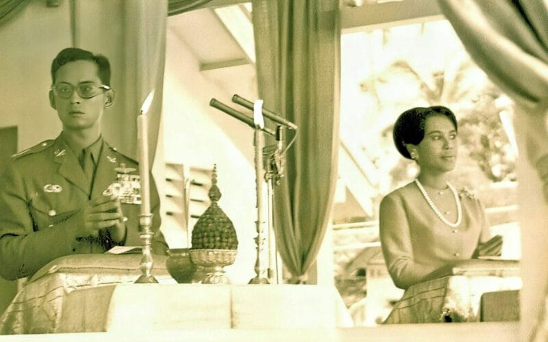 ในหลวงรัชกาลที่ 9 เสด็จพระราชดำเนินวันวิสาขบูชา วัดพระบรมธาตุไชยา สดับพระธรรมเทศนา โดย พุทธทาสภิกขุ พ.ศ. 2510