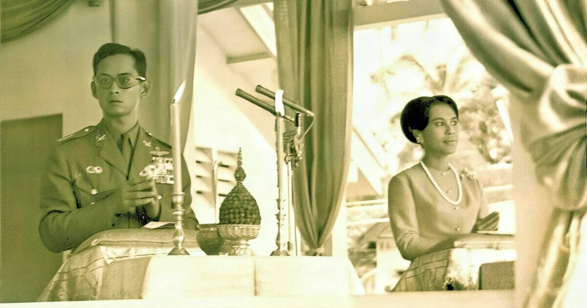 ในหลวงรัชกาลที่ 9 เสด็จพระราชดำเนินวันวิสาขบูชา วัดพระบรมธาตุไชยา สดับพระธรรมเทศนา โดย พุทธทาสภิกขุ พ.ศ. 2510