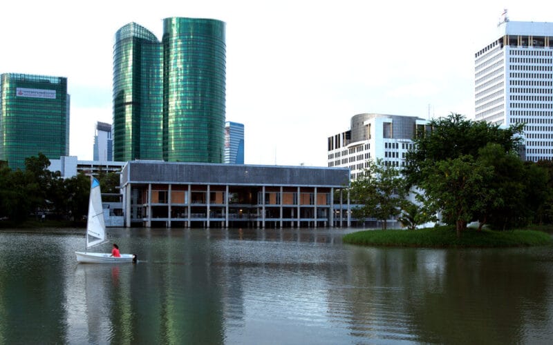 หอจดหมายเหตุพุทธทาส-มุมมองจากสวนรถไฟ_cr